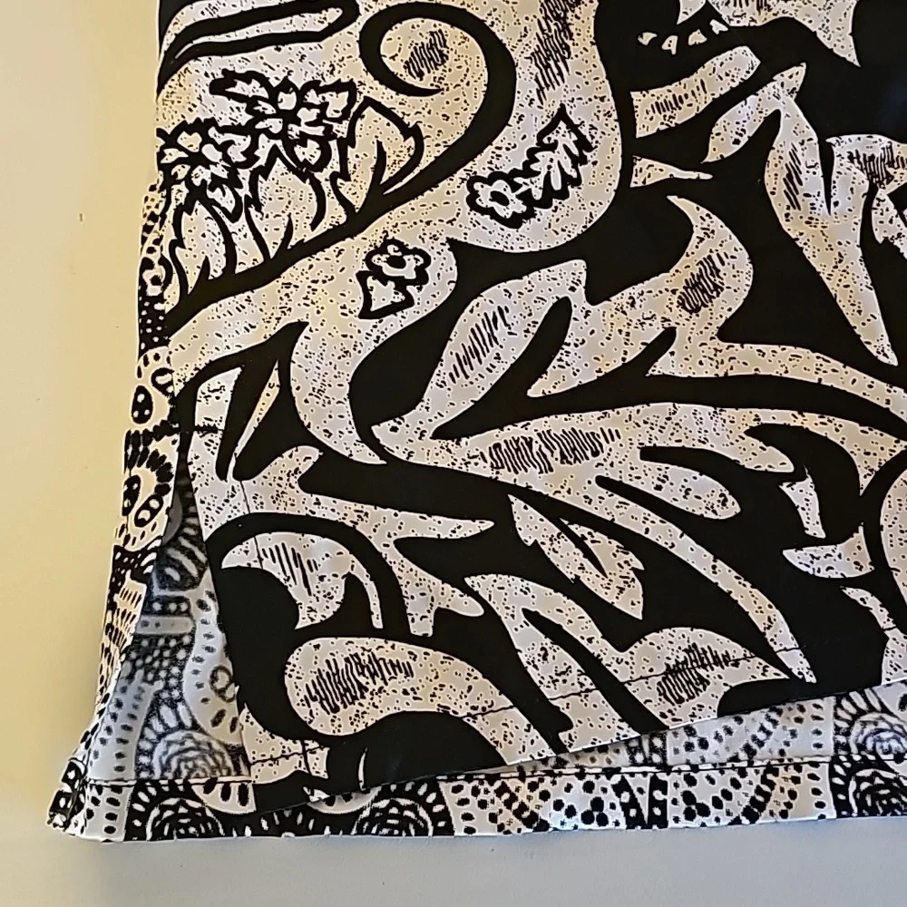 Chicos Silk Lace Trimmed Stretch Camisole Tank Top‎ Sz 1 Black/Silver - Picture 6 of 8